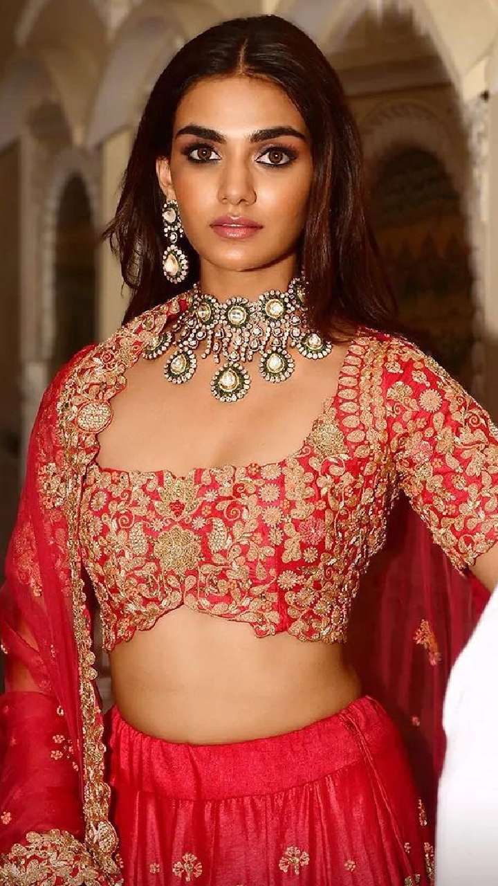 https://imgeng.jagran.com/webstories/73828/bridal-blouse-designs-by-rubal-shekhawat-1702972494.jpeg