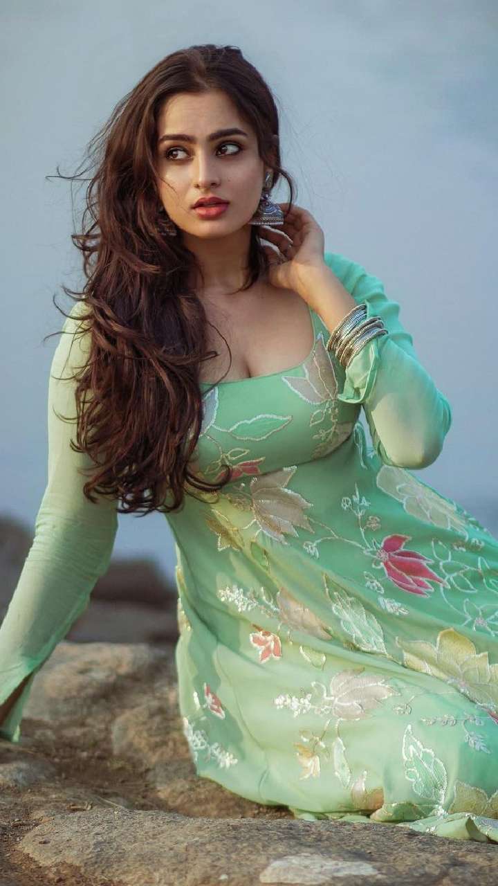 Ayeza Khan Trendy Dress || Ayeza Khan Designer Dress 2022 || Ayeza Khan  Beautiful Dress Col… | Stylish short dresses, Stylish dresses for girls,  Latest dress design