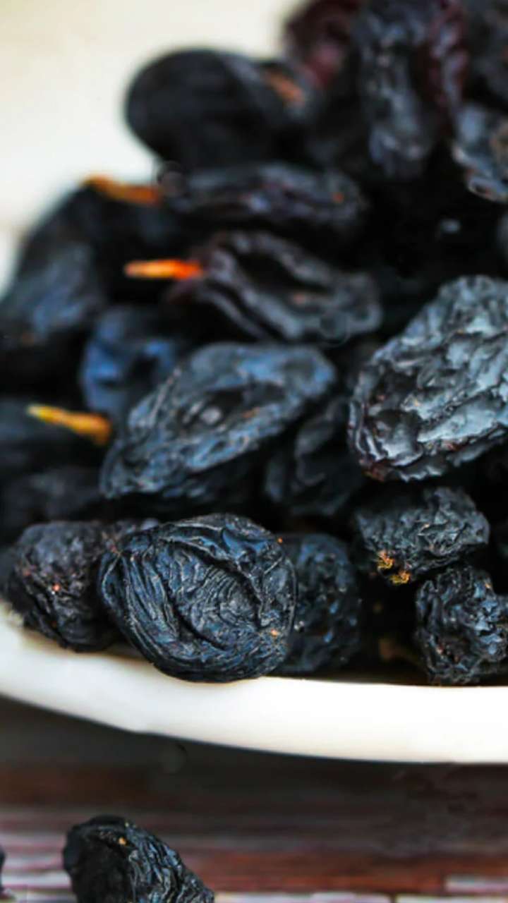 Top 6 Health Benefits Of Eating Black Raisins In Morning