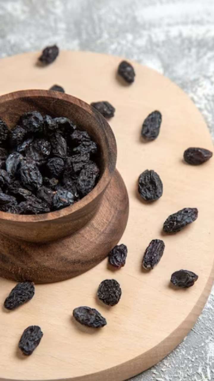 12 Health Benefits of Benefits of Black Raisins