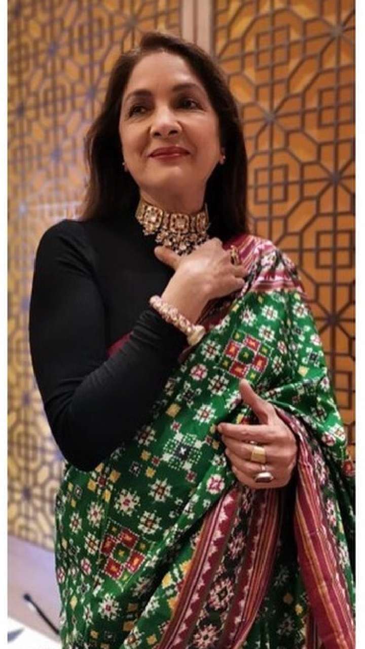 Neena Gupta spotted in beautiful orange saree during Goodbye movie trailer  launch starring amitabh bachchan | Neena Gupta Photos: अमिताभ बच्चन संग काम  करने की खुशी में ऐसी सजीं नीना गुप्ता, साड़ी