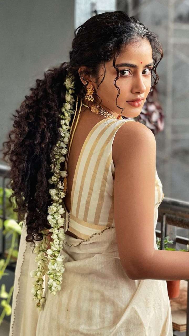 curly hairstyles for sarees by anupama parameswaran 6 1705827810