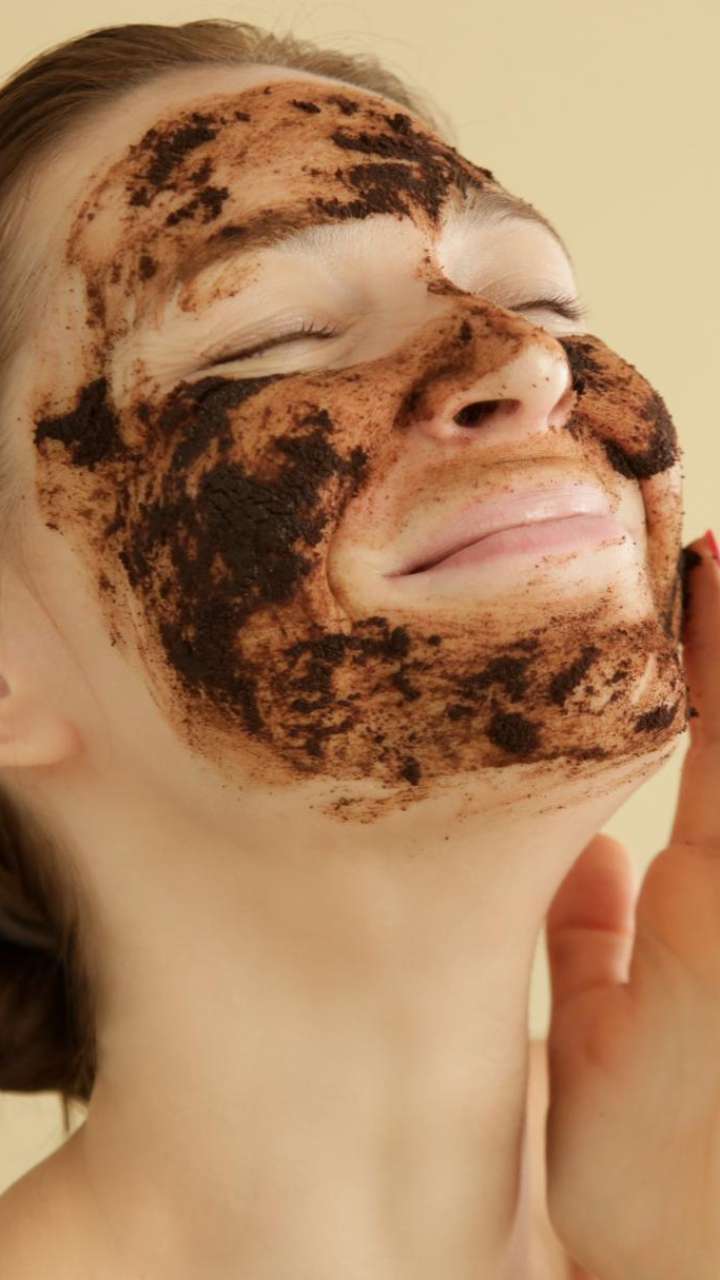 advantages of applying coffee on face