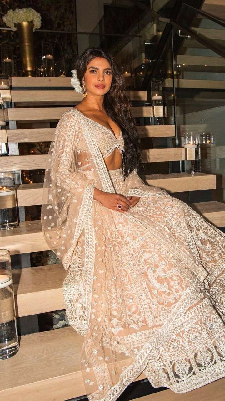 Here's Your First Look at Priyanka Chopra's Ralph Lauren Wedding Dress |  Glamour