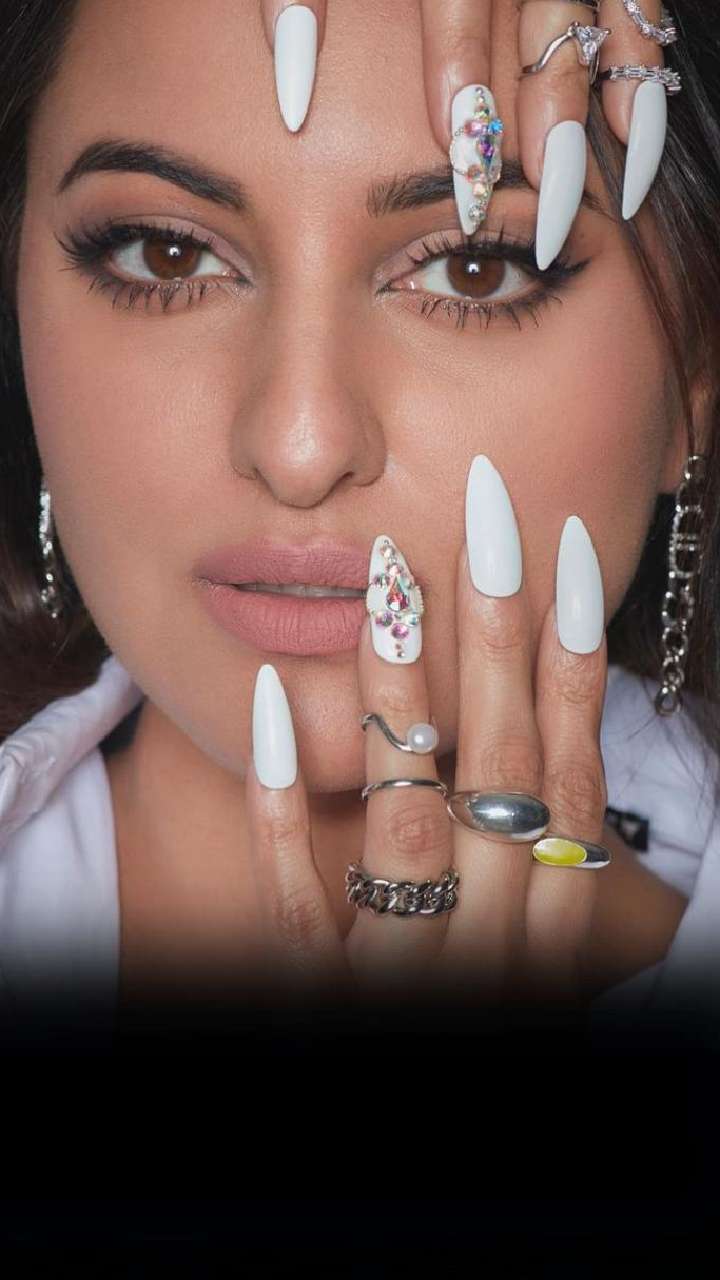 Sonakshi Sinha enters Guinness Book of World Record just by painting her  NAILS – India TV