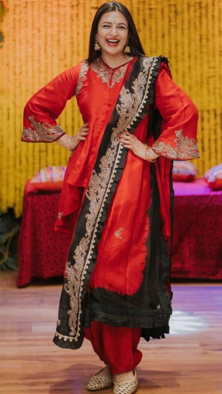 Divyanka Tripathi Looks Exquisite In Red Saree; Shares Pics From Her  Sister-In-Law's Wedding! - Woman's era