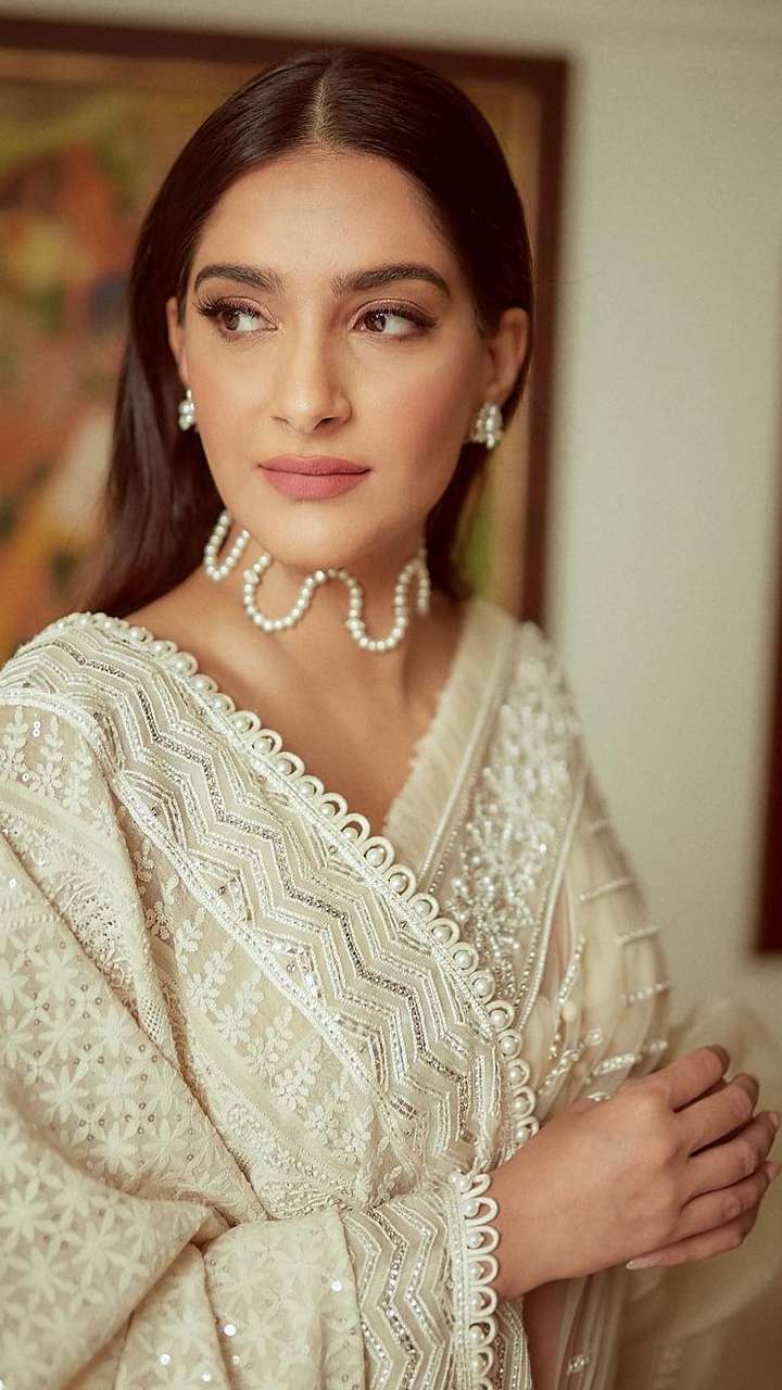 Preggers Sonam Kapoor flaunts her new hairstyle as she steps into her  birthday week – see pic | Entertainment News, Times Now
