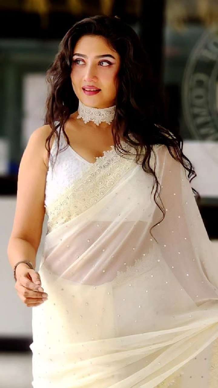 Photo of Pretty bengali bride in traditional makeup and red saree