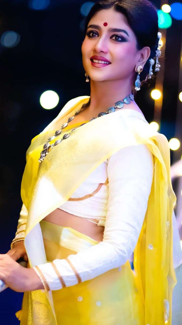 A beautiful Bengali bride stands gracefully in her traditional red Benarasi  saree, adorned with intricate gold jewellery. Her face is glo... | Instagram