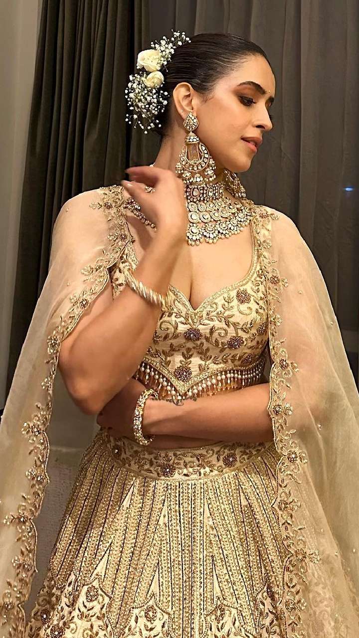 Isha Ambani Lehenga: Anant Ambani-Radhika Merchant wedding festivities  kickstart, Isha Ambani makes a beautiful statement in a rose-hued lehenga |  - Times of India