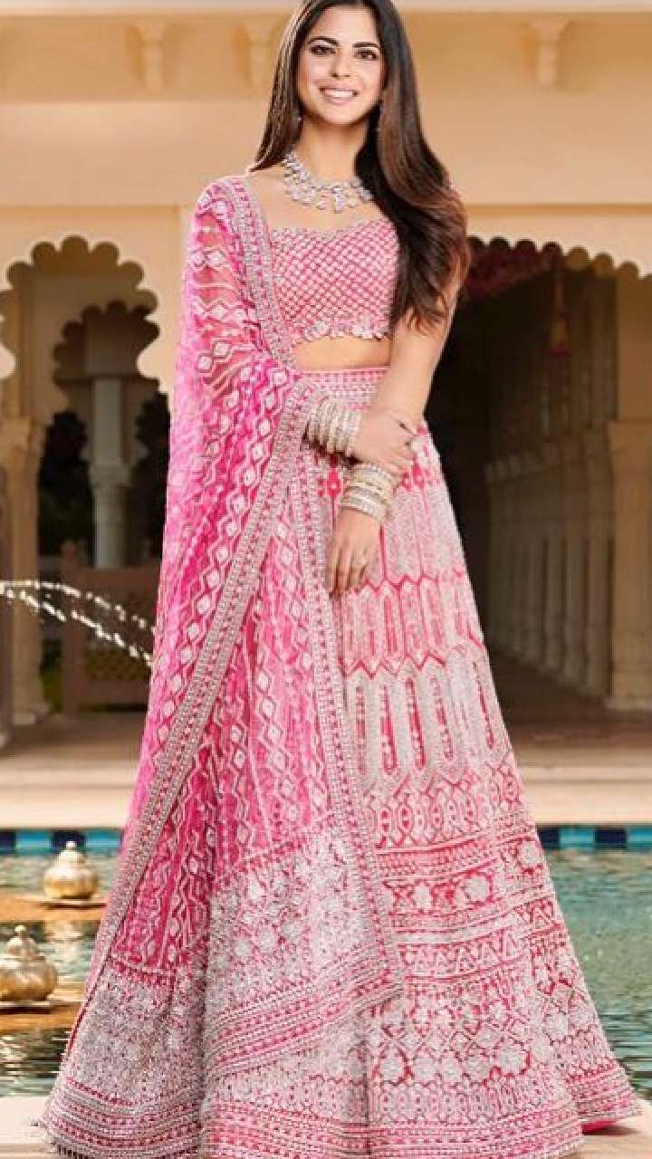 Isha Ambani Lehenga: ​Anand-Radhika's pre-wedding festivities; Isha Ambani's  heirloom lehenga took months to create | - Times of India