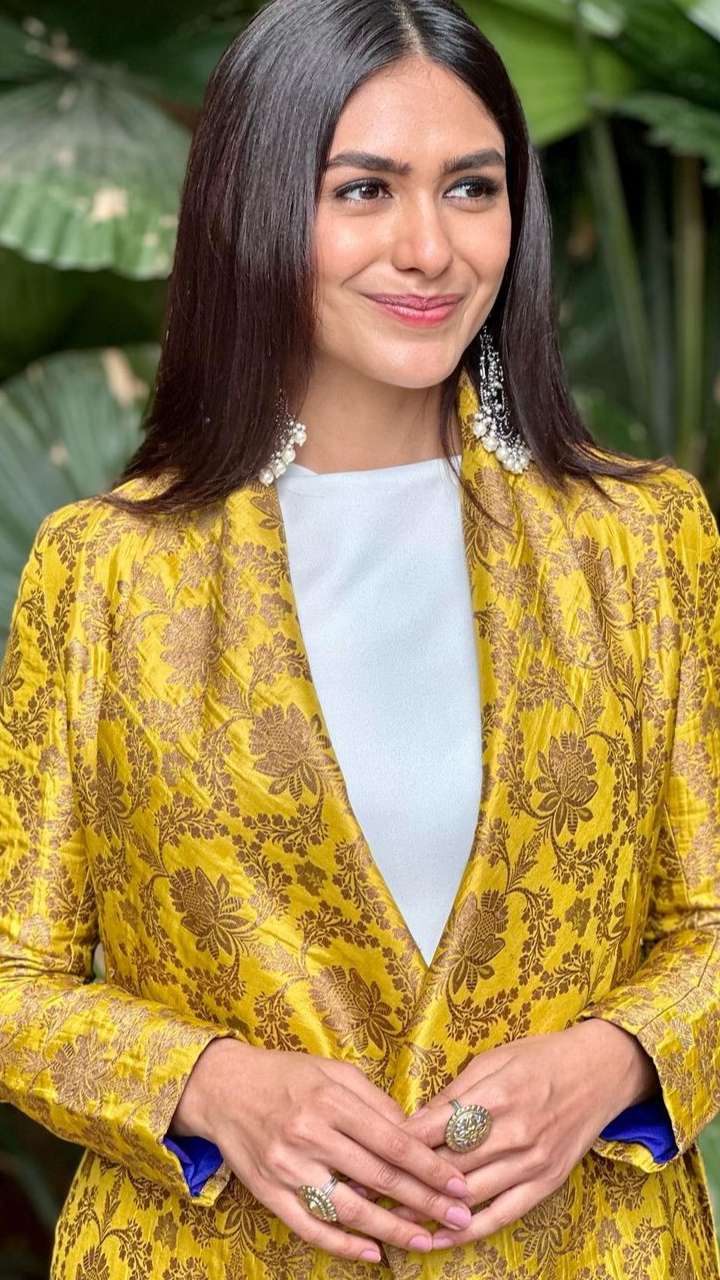 Mrunal Thakur Looks Elegant In Latest Ethnic Outfit