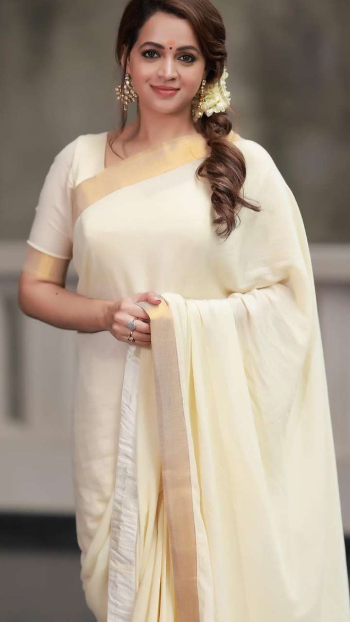 kerala nurse wearing formal pleated white saree and white blouse