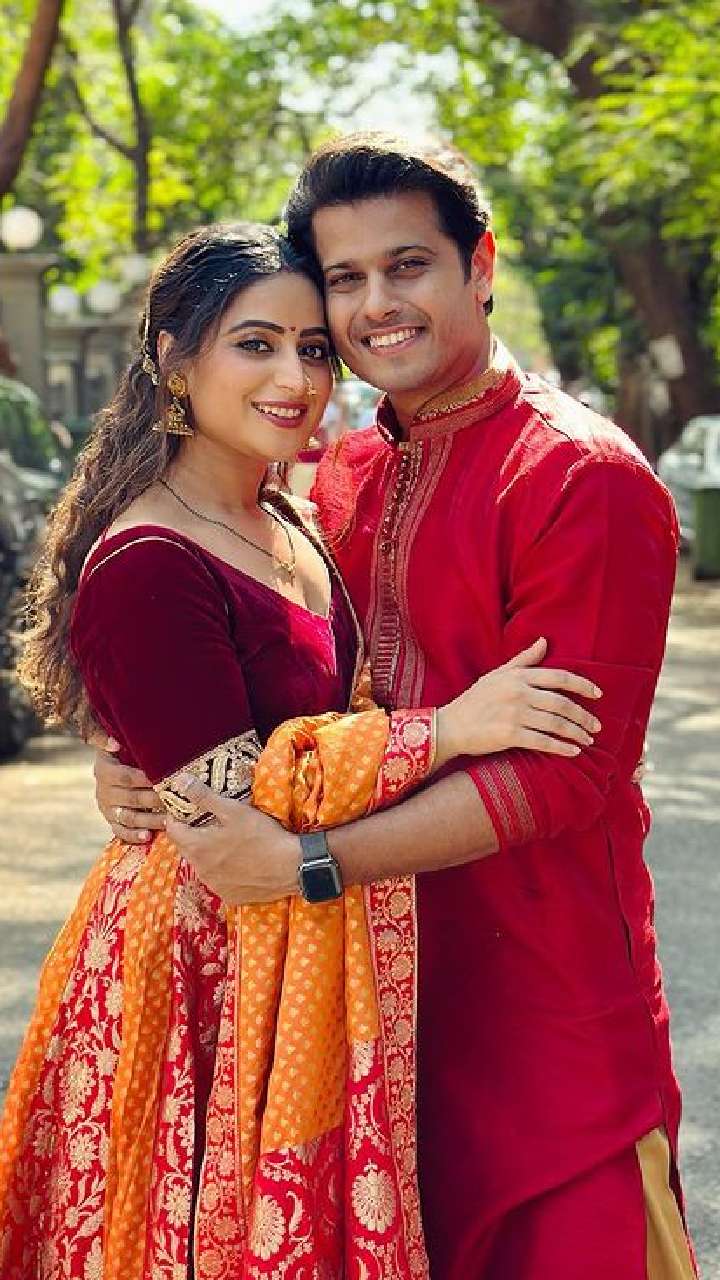 Adorable Portraits of Marathi Couples That'll Make You Want to Get Married  Now | Couple wedding dress, Marathi bride, Wedding couple poses photography
