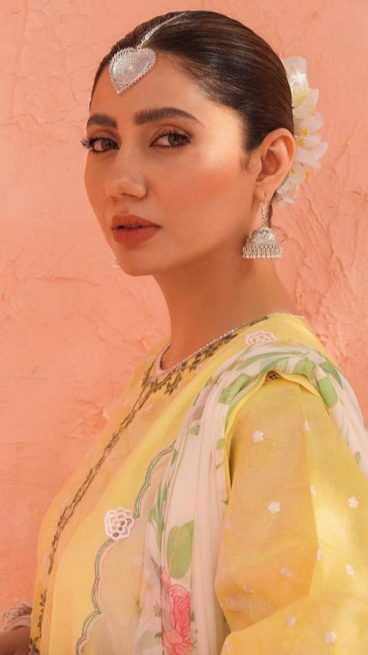 5 Easy Hairstyles By Mahira Khan To Attend Wedding