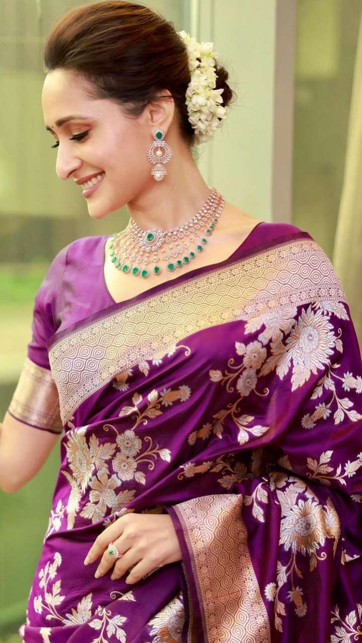 Pragya Jaiswal Saree Photos Goes Trending on Social Media | Pragya Jaiswal  Photos: చీరకట్టులో కుర్రకారును ఆకర్షిస్తోన్న కంచె బ్యూటీ! | News in Telugu