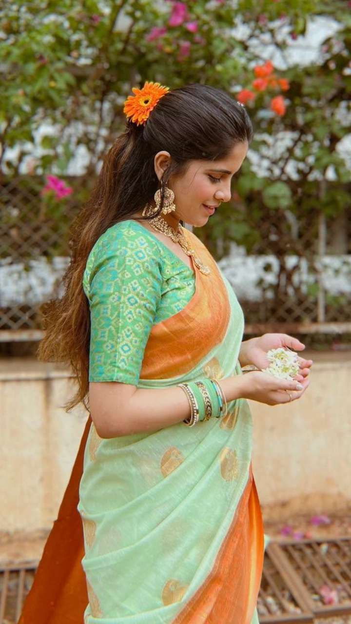 5 Beautiful Hairstyles By Amruta Deshmukh For Saree