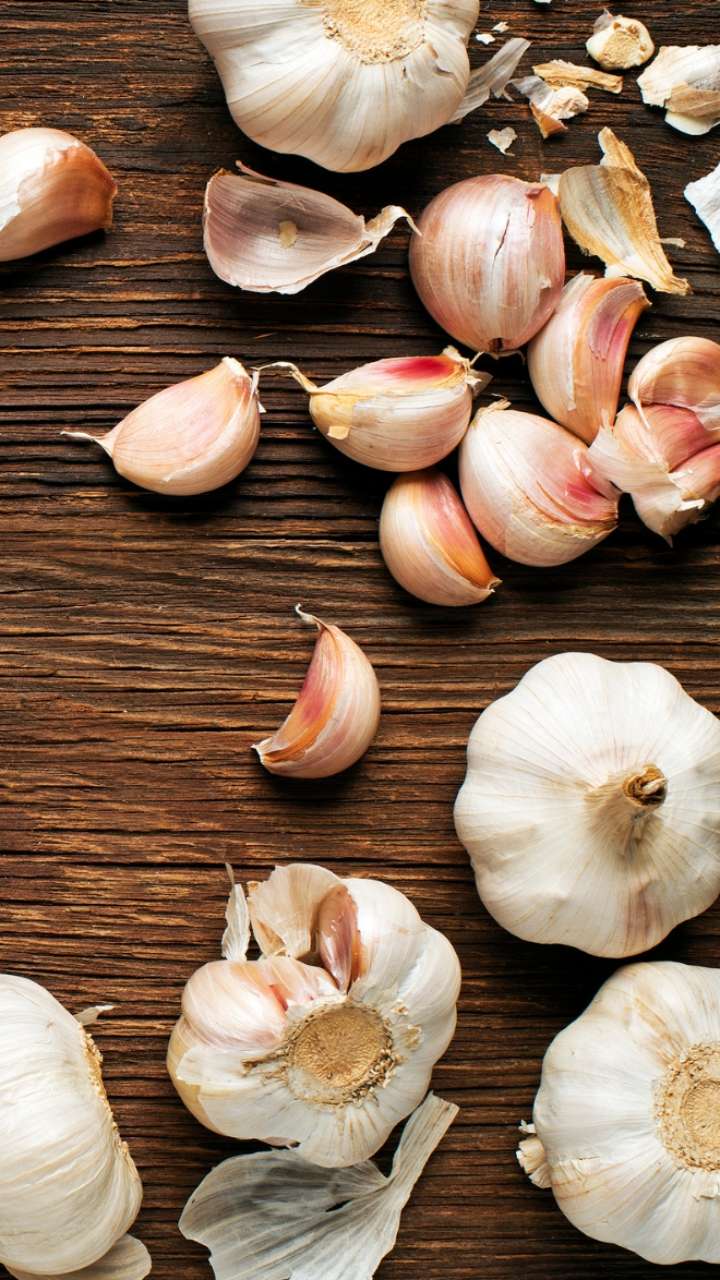 7 Amazing Benefits Of Eating Raw Garlic On An Empty Stomach