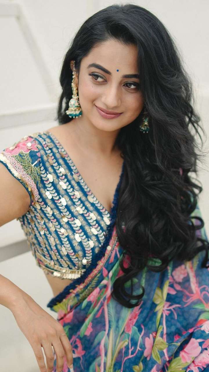 5 Beautiful Hairstyles By Namitha Pramod For Sarees